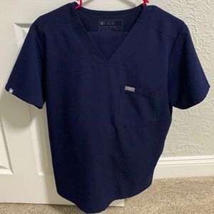 FIGS men’s navy Chisec three pocket scrub top